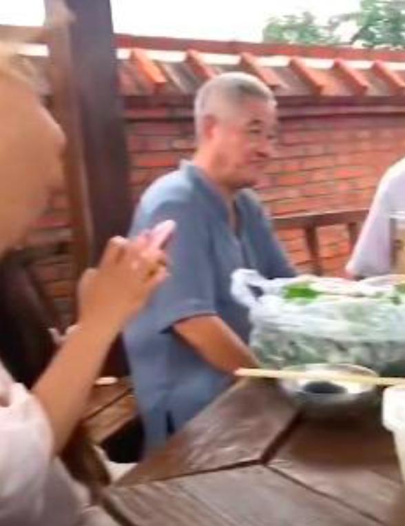 61岁赵本山近照罕见曝光，满头白发瘦了一圈，桌子上一堆素菜