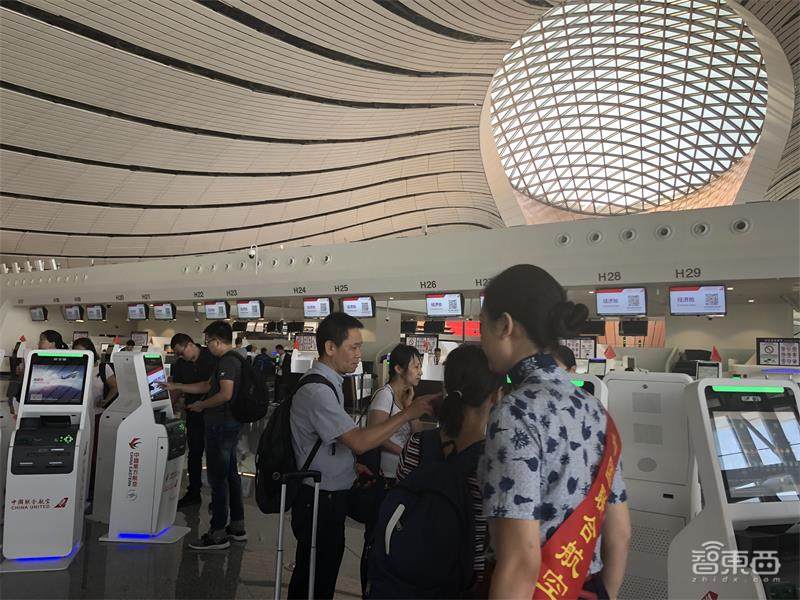 【智东西】空姐用AR眼镜锁定你！亲测大兴机场八大黑科技，一张脸刷到底