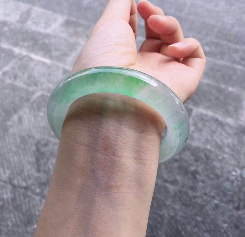 若是质地细腻的糯种翡翠手镯则在十几万左右