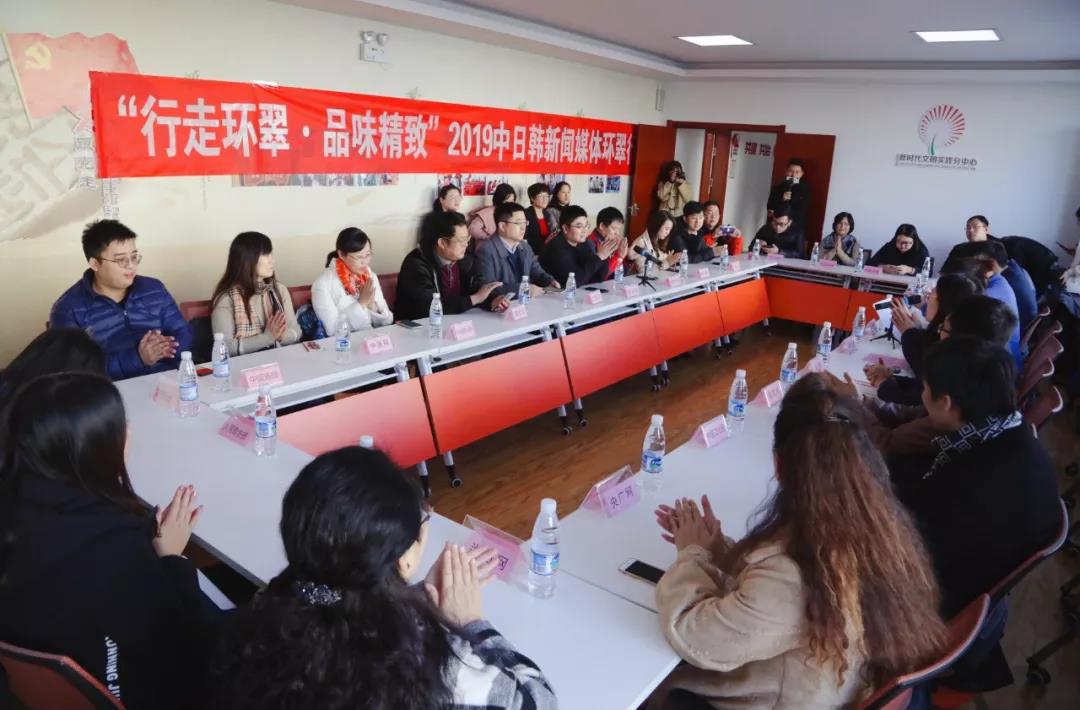 国内外媒体记者用手机或相机认真听取讲解交流感受体会
