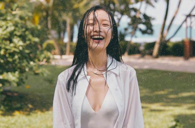 「熊猫娱乐」倪妮拍性感写真，海滩大秀火辣身材，泳衣造型美腿抢镜