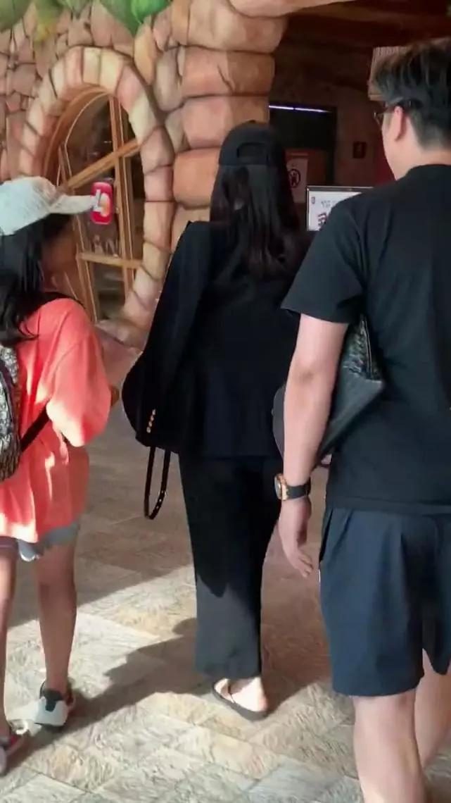 韩国偶遇李湘一家，王诗龄暴风抽高，王岳伦腋下夹包有点土