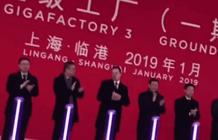 马斯克的中国工厂 vs 曹德旺的美国工厂