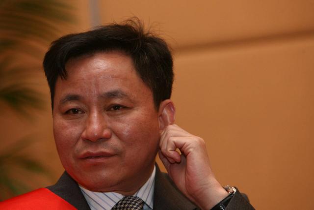 他靠烂尾楼发家成宁波首富，曾身家295亿，今转型造车债台高筑