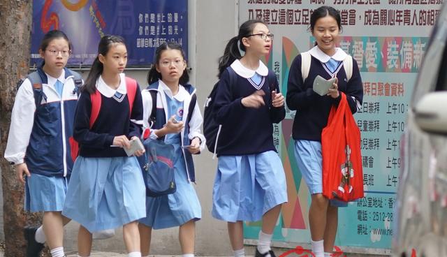 香港中小学今早恢复上课，同学老师互道早晨