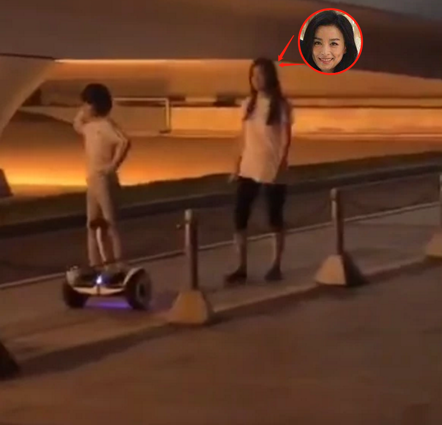 林瑞阳一家街头散步，老婆张庭衣着宽松，小腹圆凸有情况？