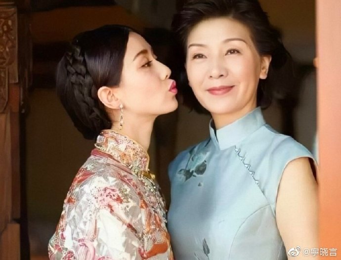 本以为刘诗诗妈妈够气质张予曦妈妈亮相才懂啥叫风韵犹存