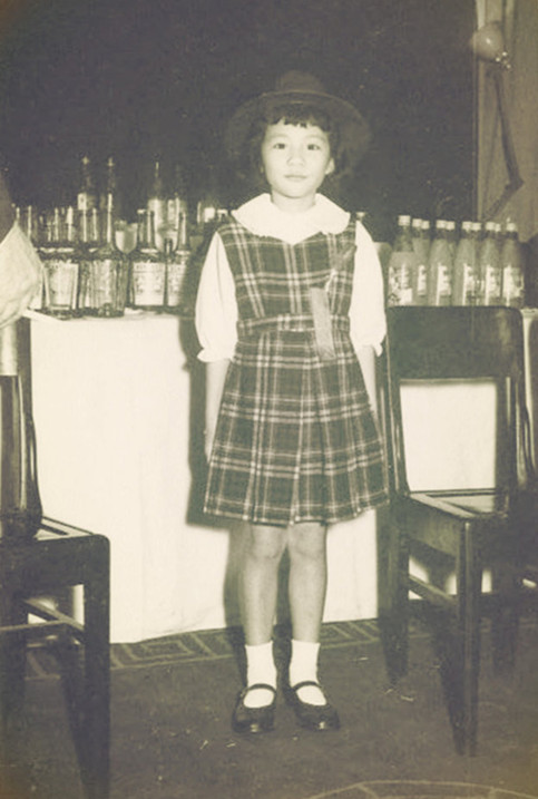 翁美玲小时候的照片,那时的她家境优越,衣着就像一位小公主