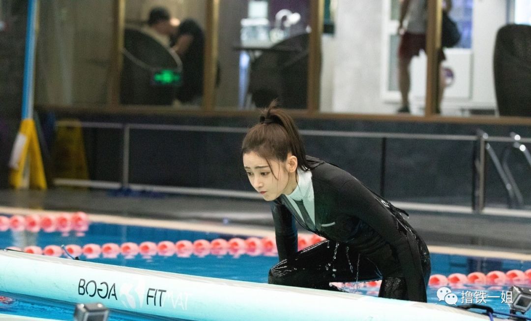 [新氧App]张天爱紧身西服泳装上热搜，但这骨盆前倾隔着屏幕都觉得疼！