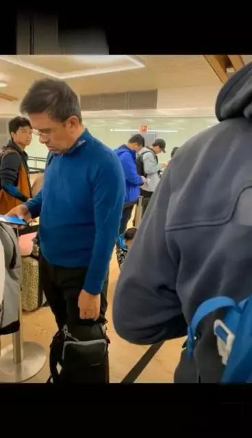 偶遇朱迅一家出国度假，15岁儿子罕见露面很帅气，王志老了很多
