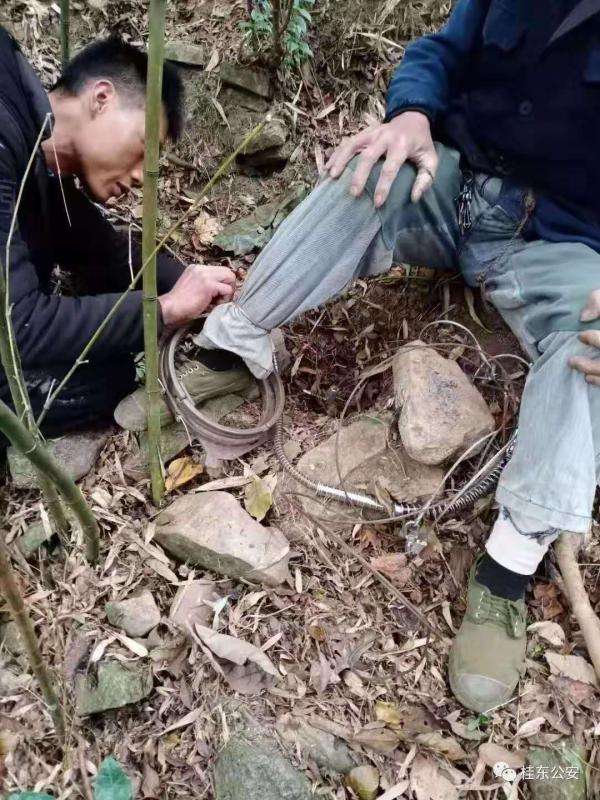 六旬老人深山采药被捕兽夹捆住 民警翻山越岭救助