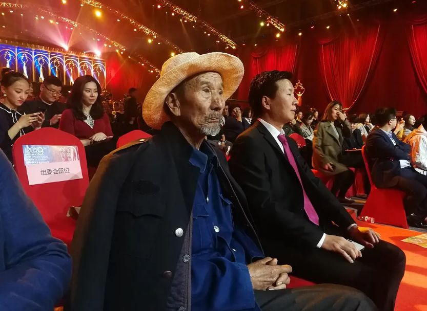 「不八卦会死星人」这个演员太传奇！一辈子只演一部戏，79岁入围金鸡影帝