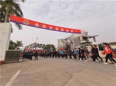 广东近千名新消防员入队报到