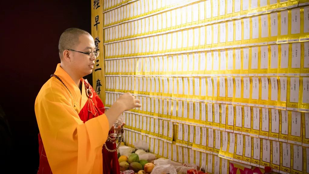 这七昼夜内 每日都有不同的重要仪式,大致如下: ■牌位填写 法会期间