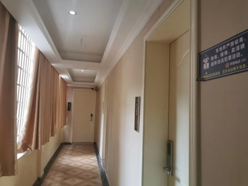 周婷被发现的房间旁边贴着警方严禁“赌博、卖淫嫖娼”。