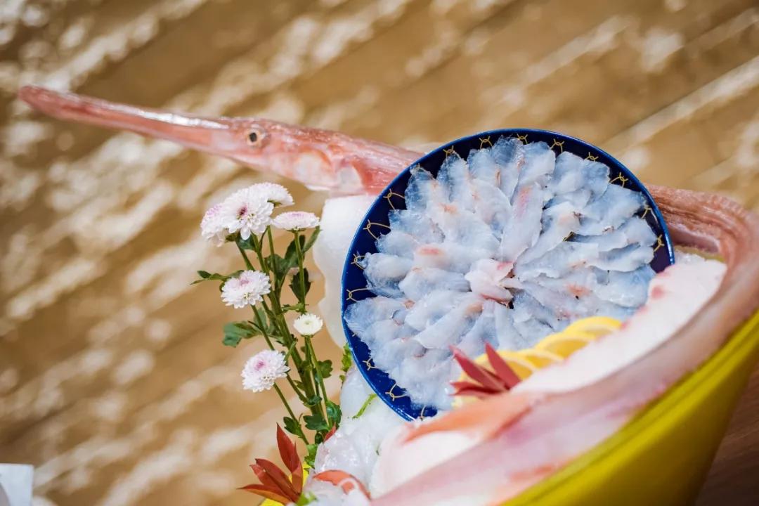 8,马鞭鱼刺身 炭烤马鞭鱼骨 都说 连带在骨头旁边