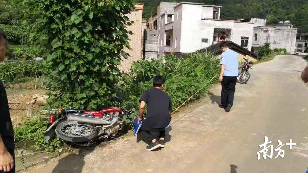 9月5日凌晨,高州市大坡镇一男子倒在距离地面6米多高的挡土墙下,经