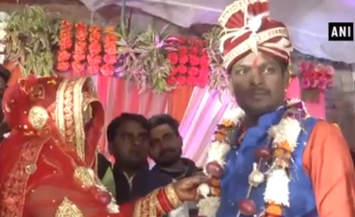印度新人婚礼互戴“洋葱花环”，网友：洋葱贵如金