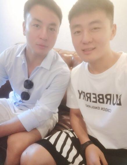 释小龙近照曝光，发际线后移显老，网友：吴彦祖既视感