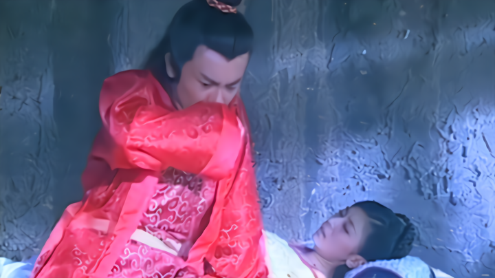 陈友谅绑架周芷若,威胁张无忌喝毒药,神秘女子现身相救