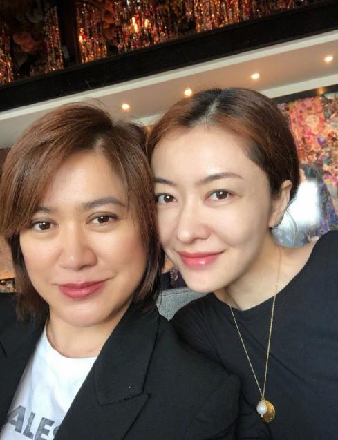 「侦探娱乐」熊黛林晒照为经纪人庆生，P图太过秒变“蛇精脸”