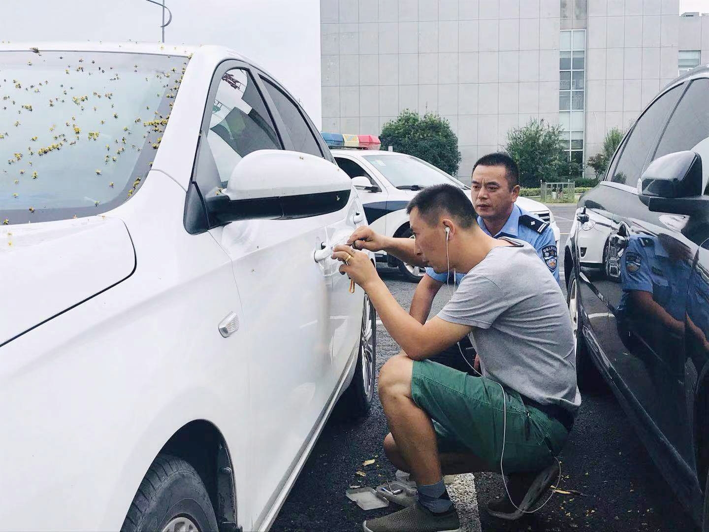 奇了怪了!两天了这辆空车一直在发动里面还没人