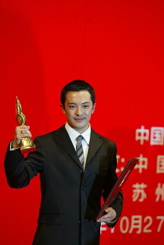 演戏35年拿6个影帝还没红，最穷时一小时赚3块，却娶了个校花老婆