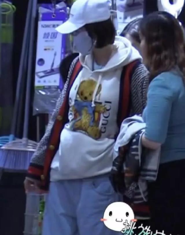 照片里的唐艺昕肚子明显鼓起,熟悉她的人都清楚,她此前身材是非常苗条