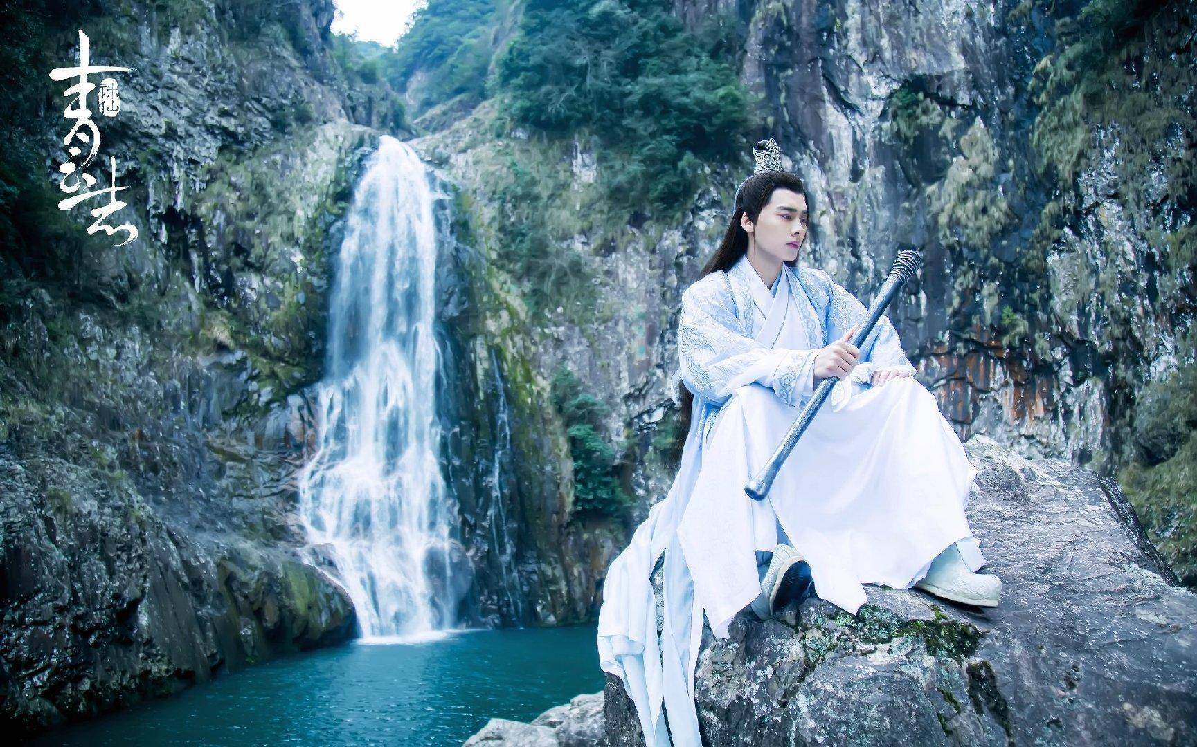 李易峰军装“入伍”，转型作时隔一年再上热搜，他成官方新宠？