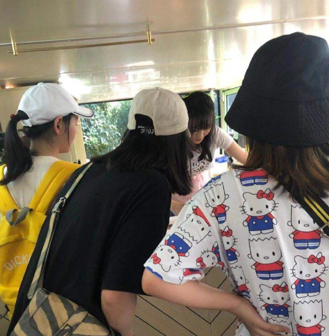 郑爽穿粉色围裙化身漂亮小厨娘，亲手为粉丝做奶茶太暖心