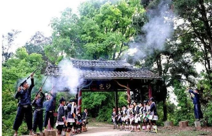 欢度国庆！贵州旅游攻略景点介绍，中国最后持枪部落-岜沙苗寨
