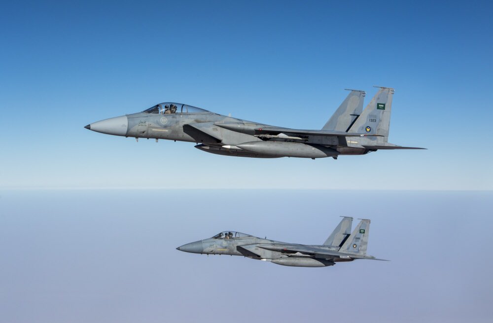美军战略轰炸机驾临中东 沙特派f15护航