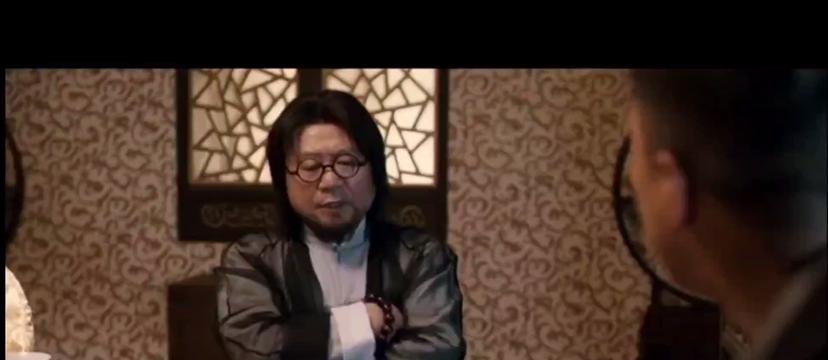 范伟气冲冲的去找算命先生麻烦,算命的一席话,范伟又掏出100块钱视频