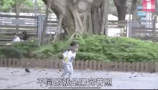 郭富城女儿穿妈妈高跟鞋走路，踉踉跄跄超可爱