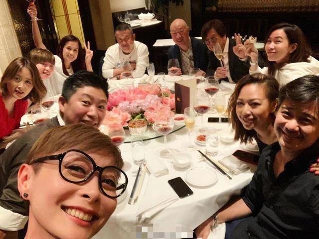 佘诗曼与“七魔女”成员共庆圣诞，全场只有她单身编辑：奇趣网发布：2019-12-26 01:01:13