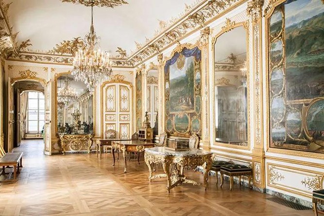 与巴洛克风格相似的洛可可风格,构成了欧洲奢华且端庄的皇室装饰