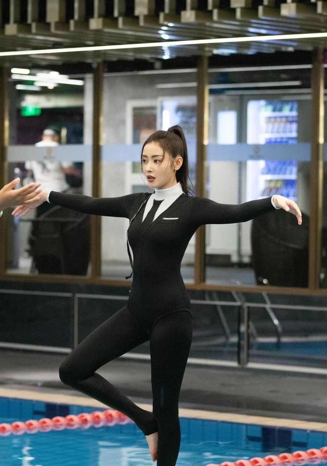 [新氧App]张天爱紧身西服泳装上热搜，但这骨盆前倾隔着屏幕都觉得疼！