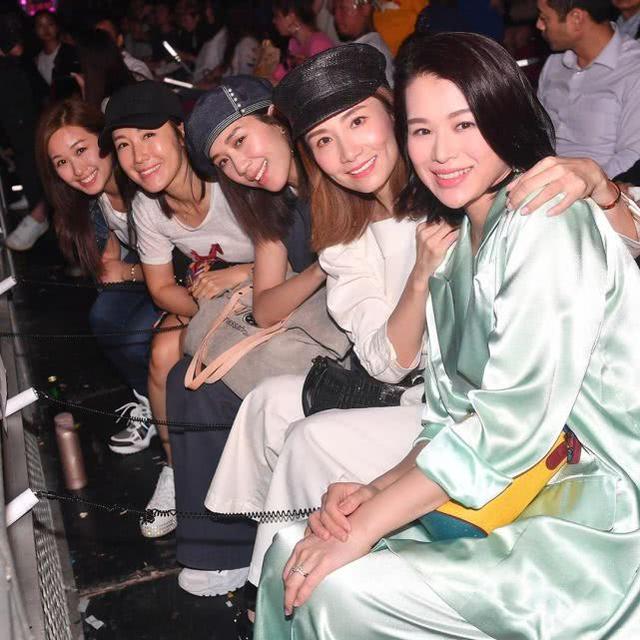胡杏儿带闺蜜去看演唱会 甜晒大卡钻戒戴奢华耳环
