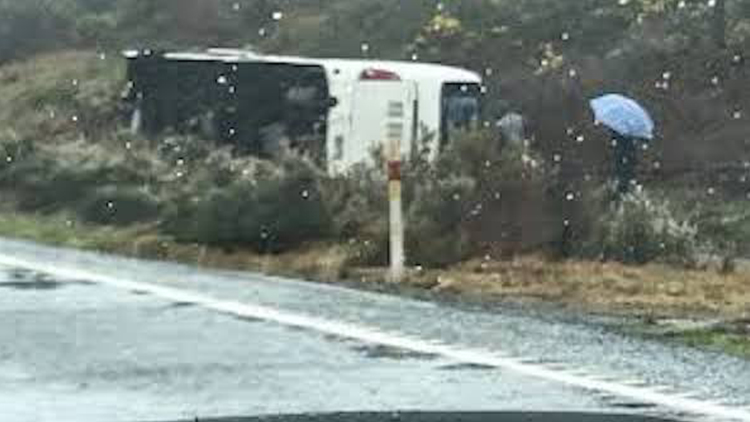新西兰大巴雨天路滑翻车 载23名中国游客6人死亡