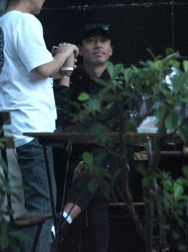 林志玲夫妇穿情侣装合体露面，AKIRA腿受伤仍接送老婆很体贴