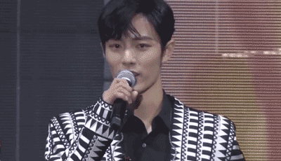 祖儿人长的甜,穿酷一点更适合她 连体裤加了腰带,再配上小白鞋 肖战