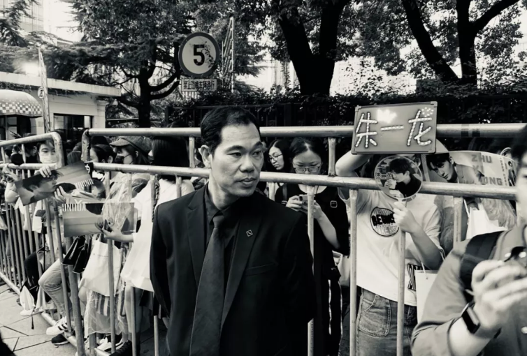 流量明星三年内换代？蔡徐坤地位超鹿晗成一线，红毯换30套衣服？