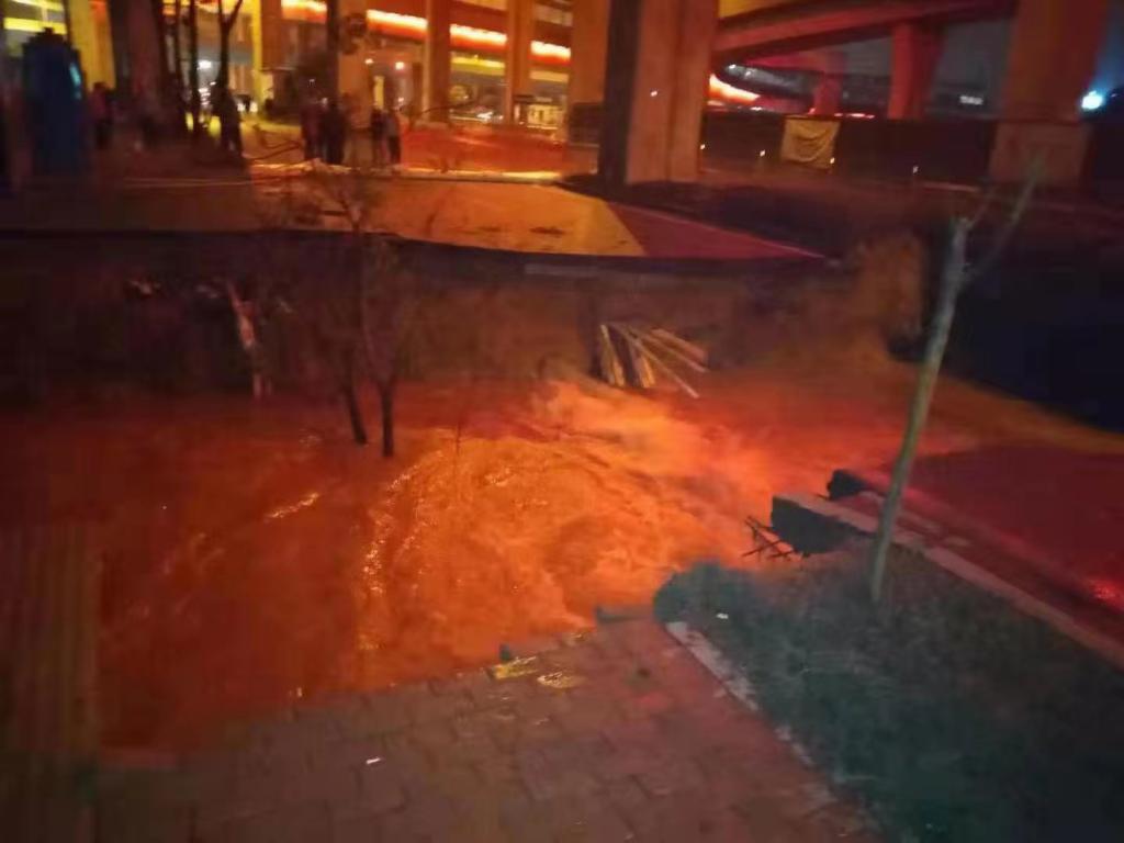 长沙一路面发生塌陷：约长 12 米，有水从管道不断涌进