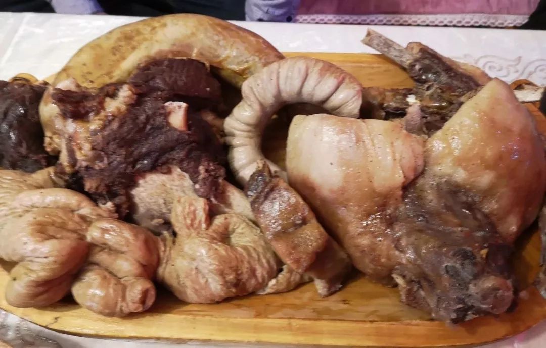 新疆特克斯美食马肉,马肠子和特色民宿