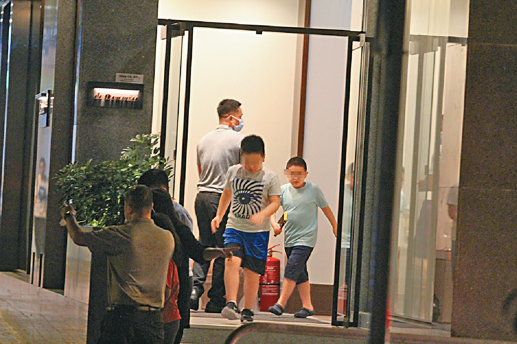 富商刘銮雄罕见与老婆聚餐，步履蹒跚三保镖围绕，甘比抱娃疾走头都不回