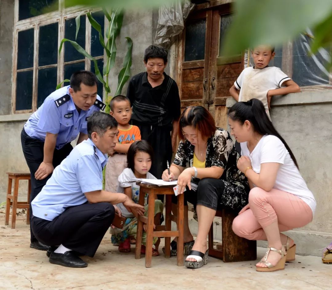 为山沟里的"黑孩"上户口"奔忙"的青龙户籍警获评"秦皇岛最美警察"