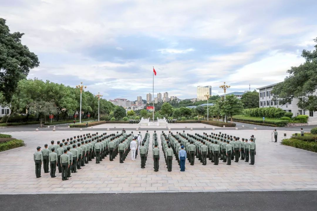 今天,福建省军区机关及直属队官兵隆重举行升国旗仪式