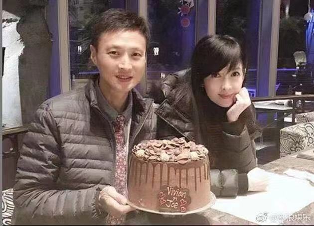 网友偶遇51岁周慧敏乘地铁，亲自购票又美又仙气质超好