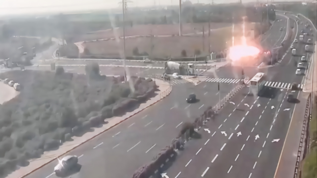 惊险！数百火箭弹袭击以色列，险些落入车流之中