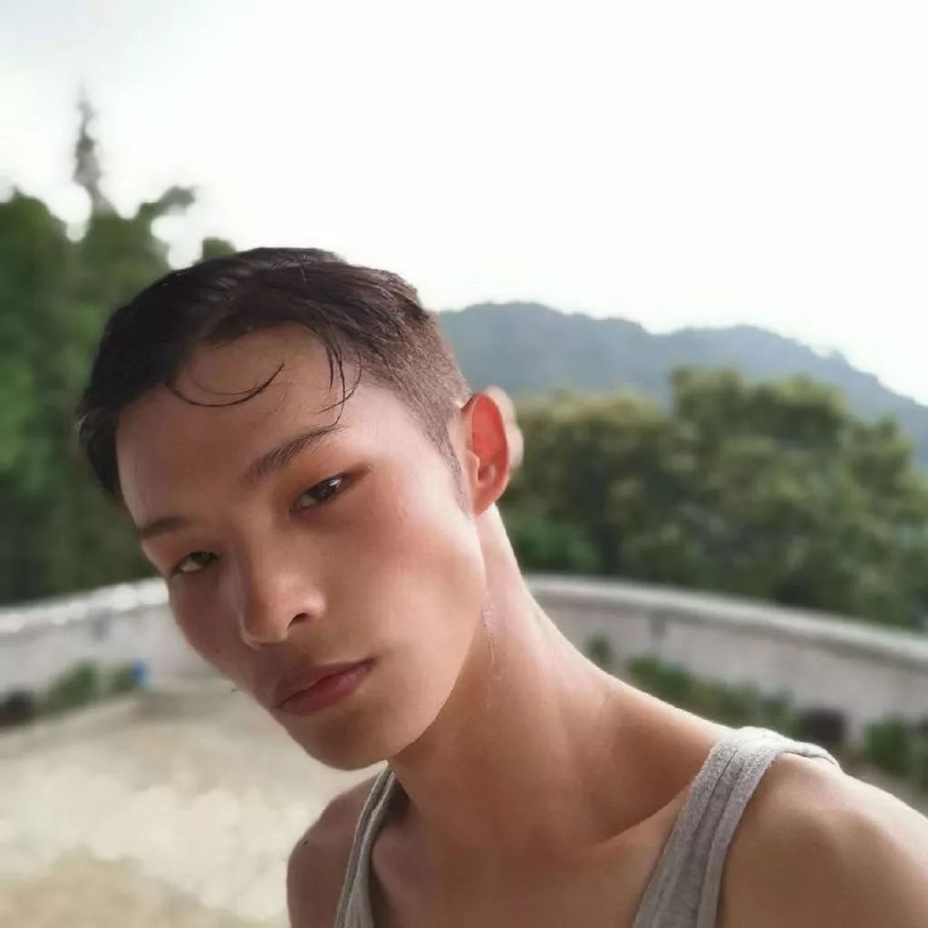 人在乡野,心在国际时装周!他是全村的希望,更是田里最靓的仔